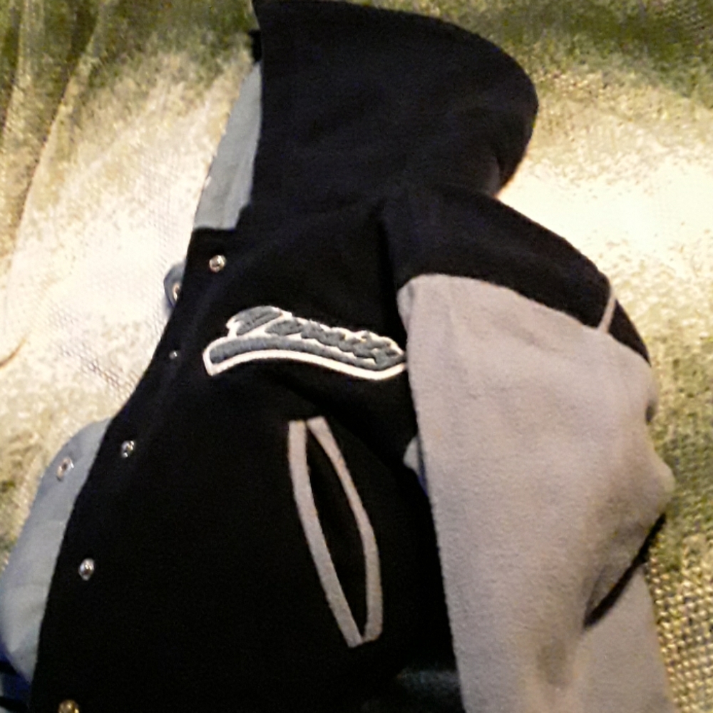 Coat - Picture 7 of 8